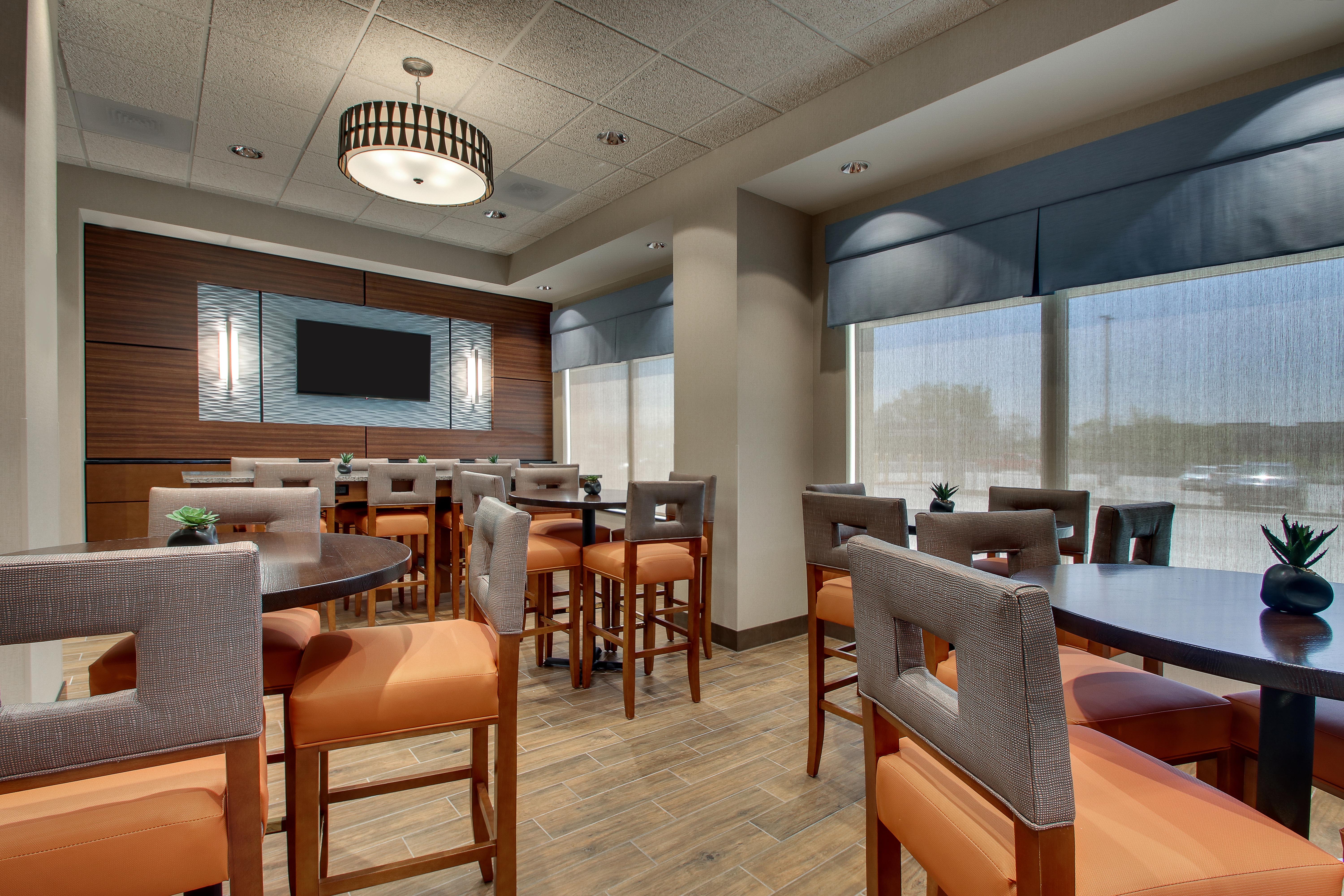 Drury Inn & Suites Iowa City Coralville - Dining Area
