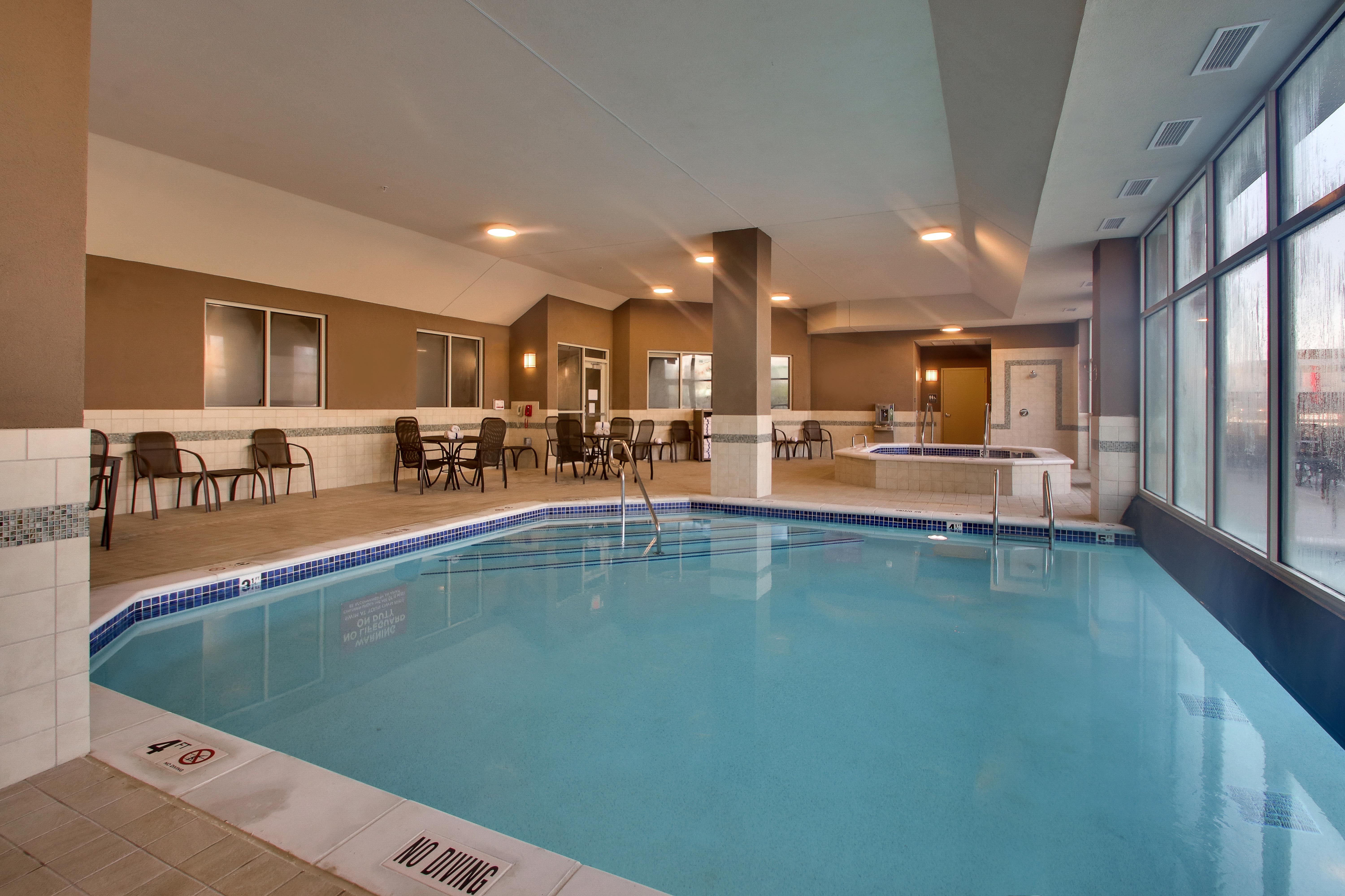 Drury Inn & Suites Iowa City Coralville - Indoor/Outdoor Pool