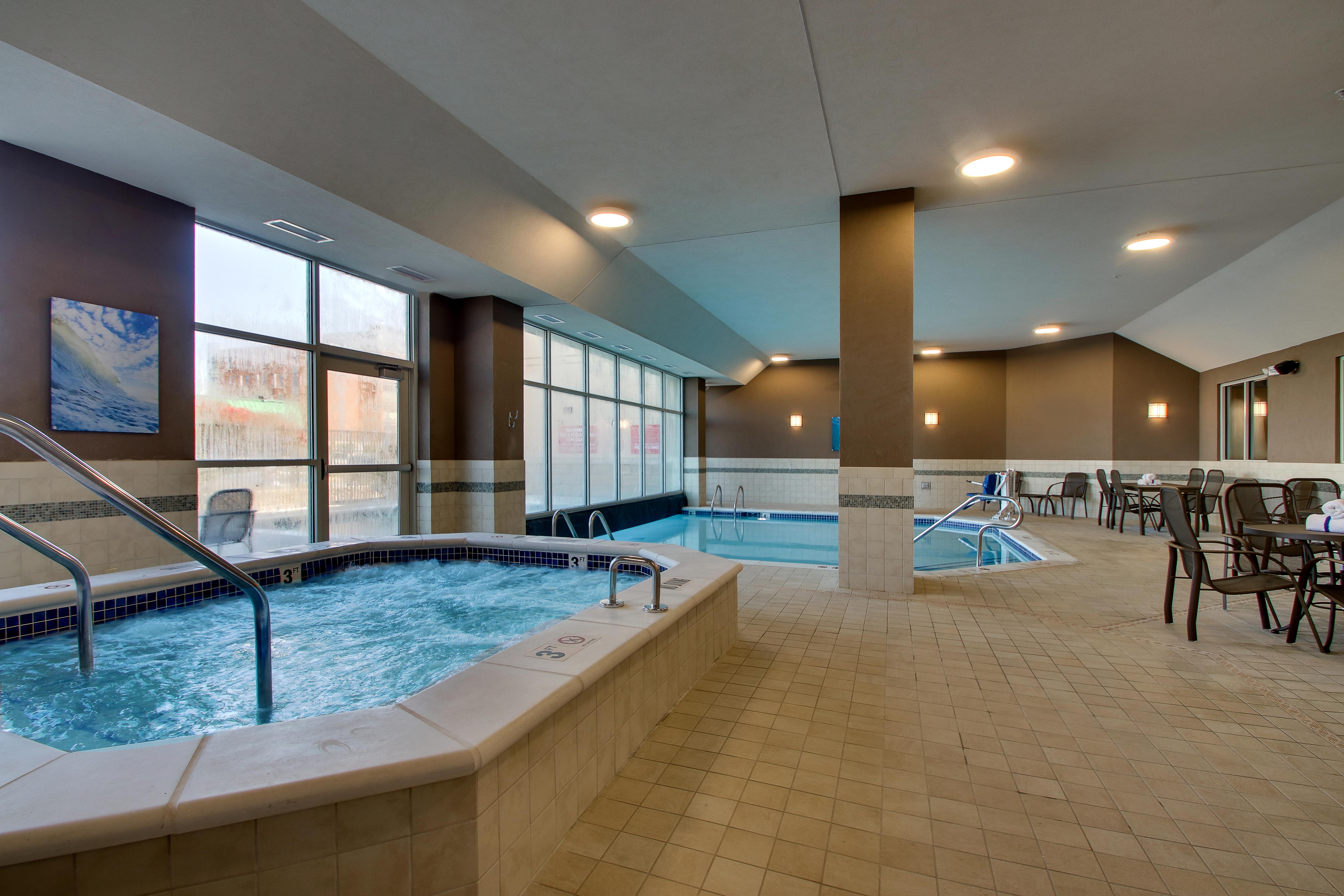Drury Inn & Suites Iowa City Coralville - Indoor/Outdoor Pool