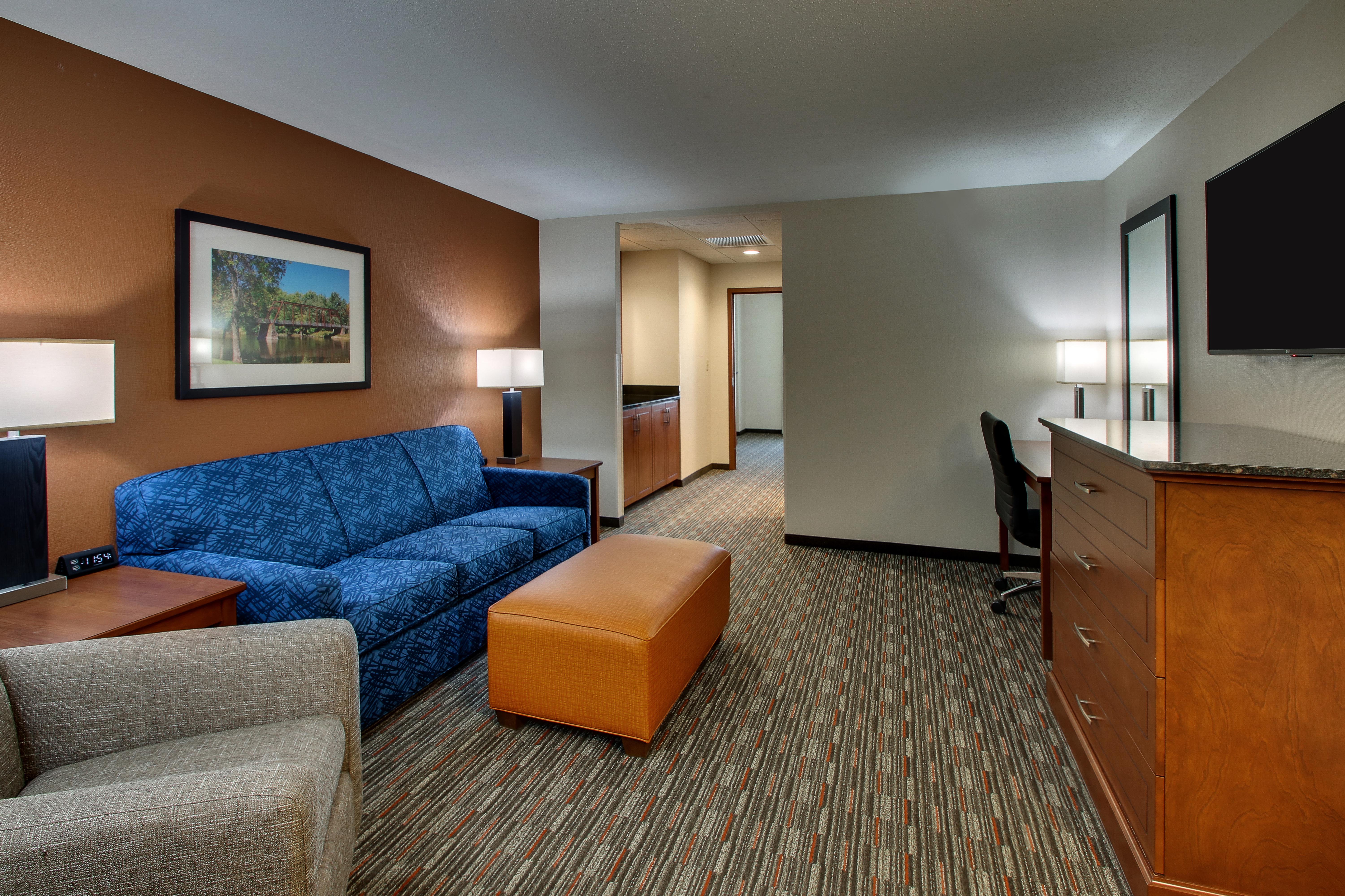 Drury Inn & Suites Iowa City Coralville - Two-room Suite Guestroom