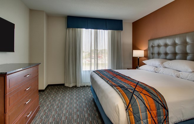 Drury Inn & Suites Iowa City Coralville - Two-room Suite Guestroom