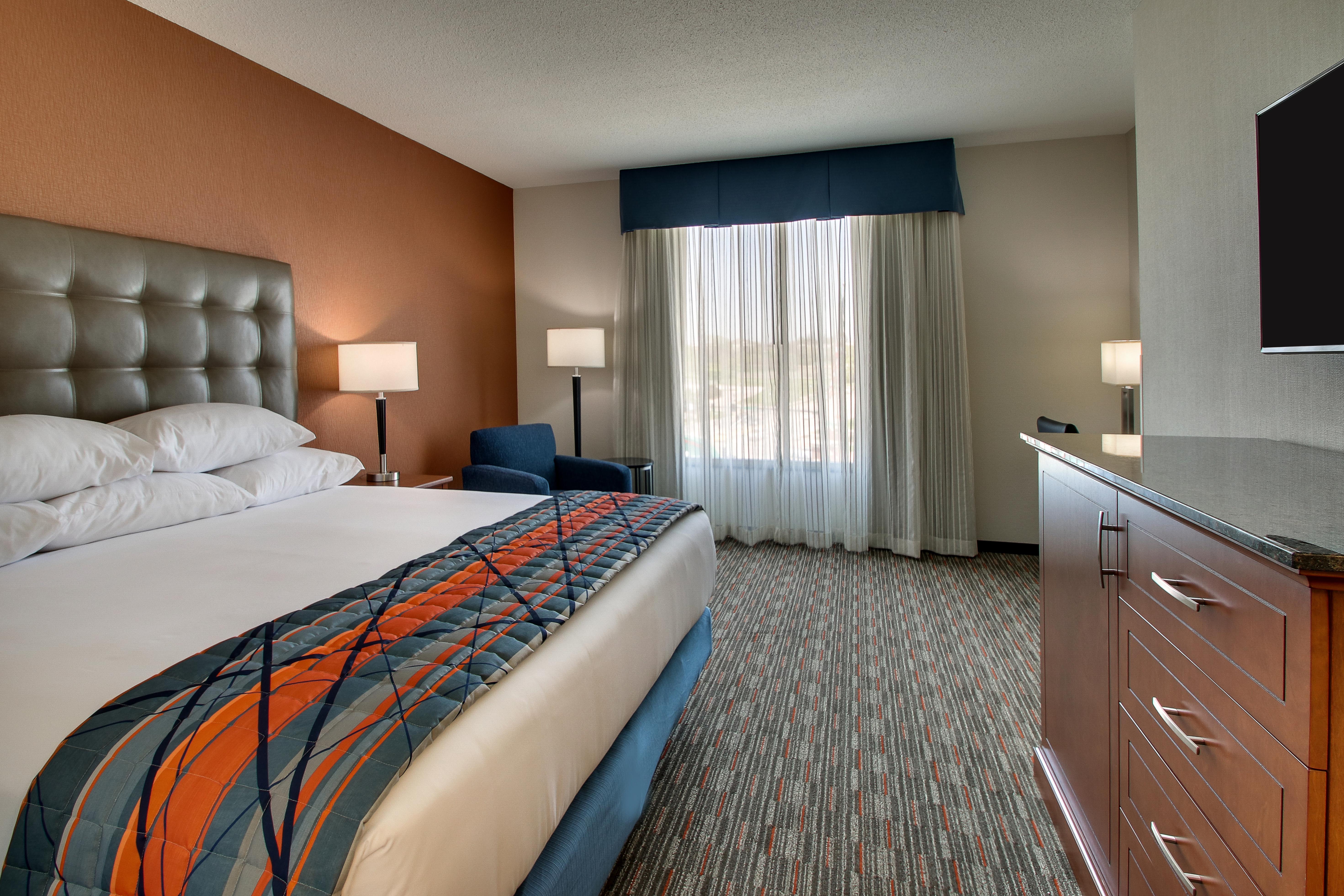 Drury Inn & Suites Iowa City Coralville - Deluxe King Guestroom