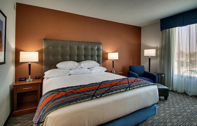 Drury Inn & Suites Iowa City Coralville - Deluxe King Guestroom