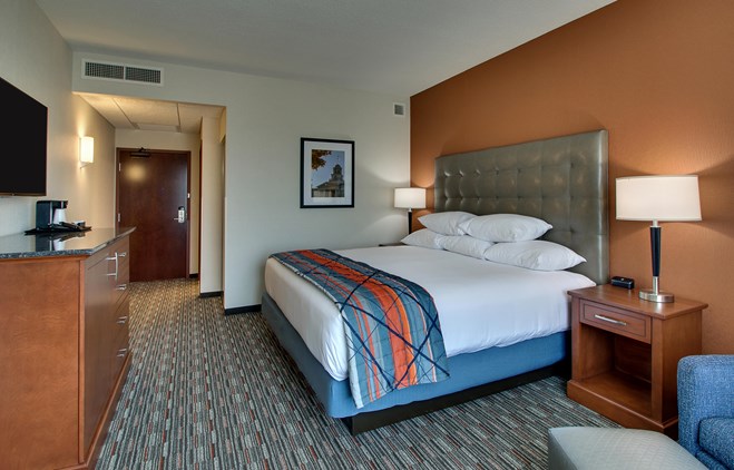 Drury Inn & Suites Iowa City Coralville - Deluxe King Guestroom