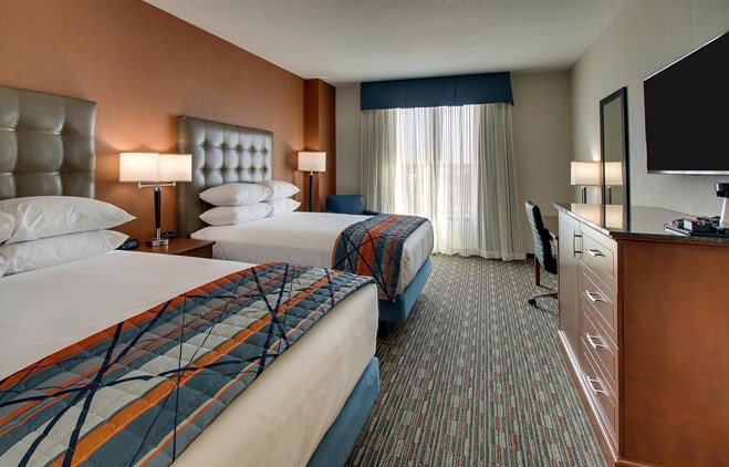 Drury Inn & Suites Iowa City Coralville - Deluxe Queen Guestroom