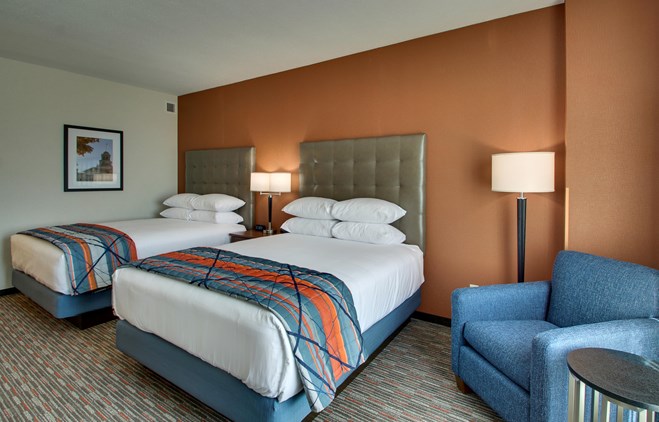 Drury Inn & Suites Iowa City Coralville - Deluxe Queen Guestroom
