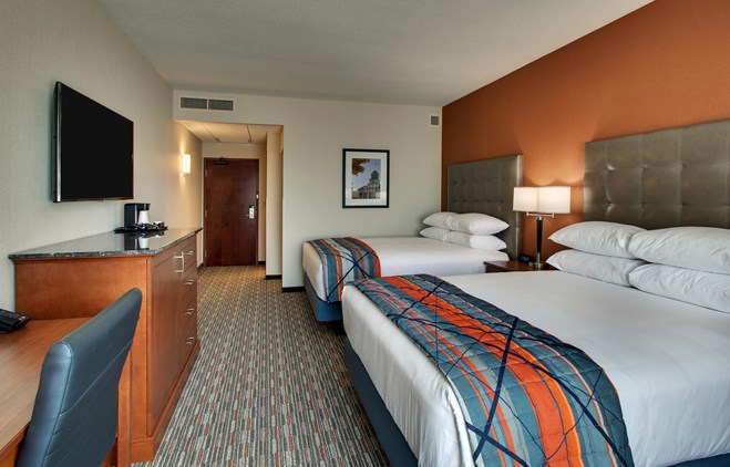 Drury Inn & Suites Iowa City Coralville - Deluxe Queen Guestroom