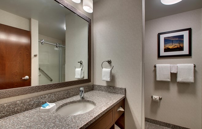 Drury Inn & Suites Iowa City Coralville - Bathroom