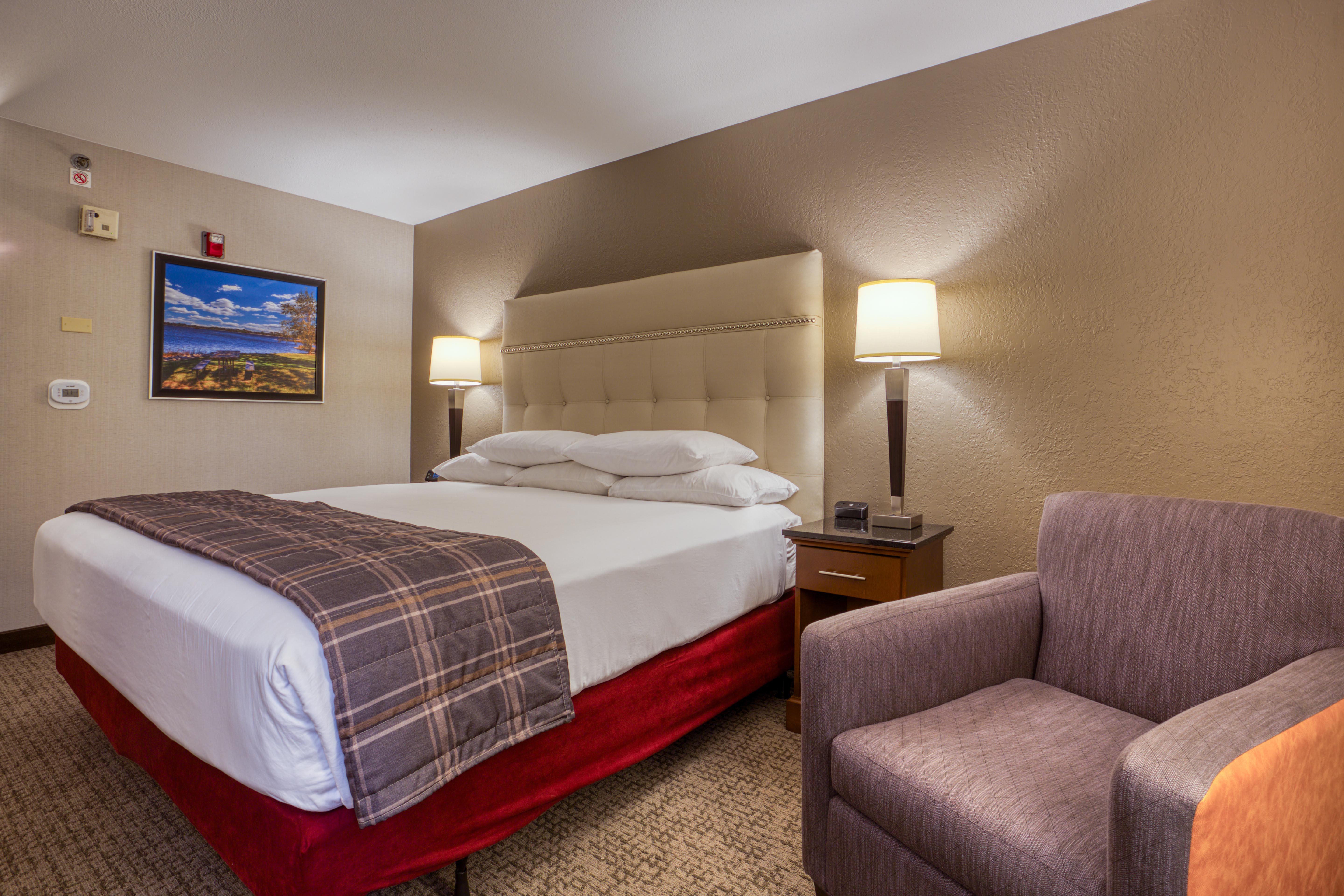 Drury Inn & Suites Fairview Heights - King Guest Room