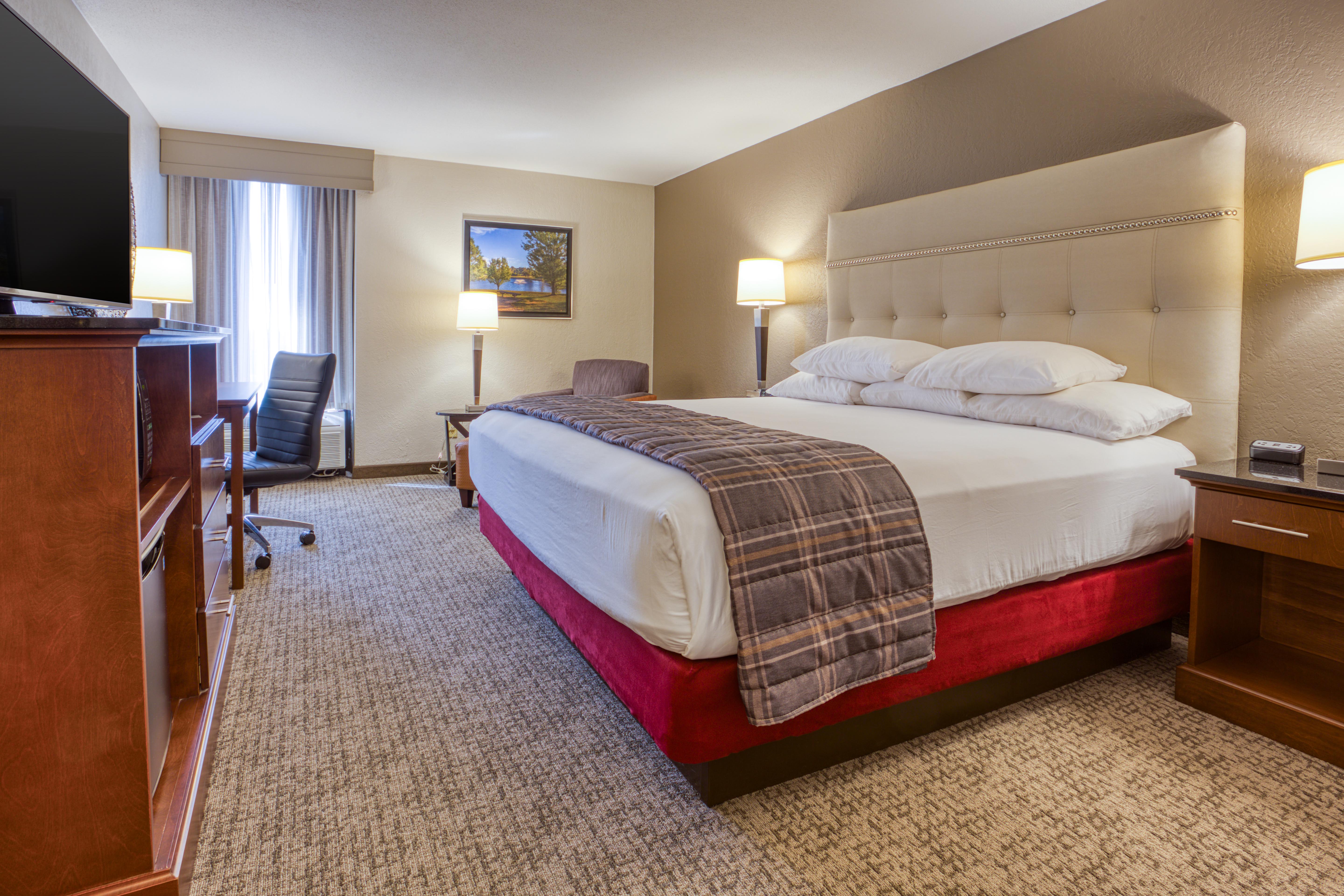 Drury Inn & Suites Fairview Heights - King Guest Room