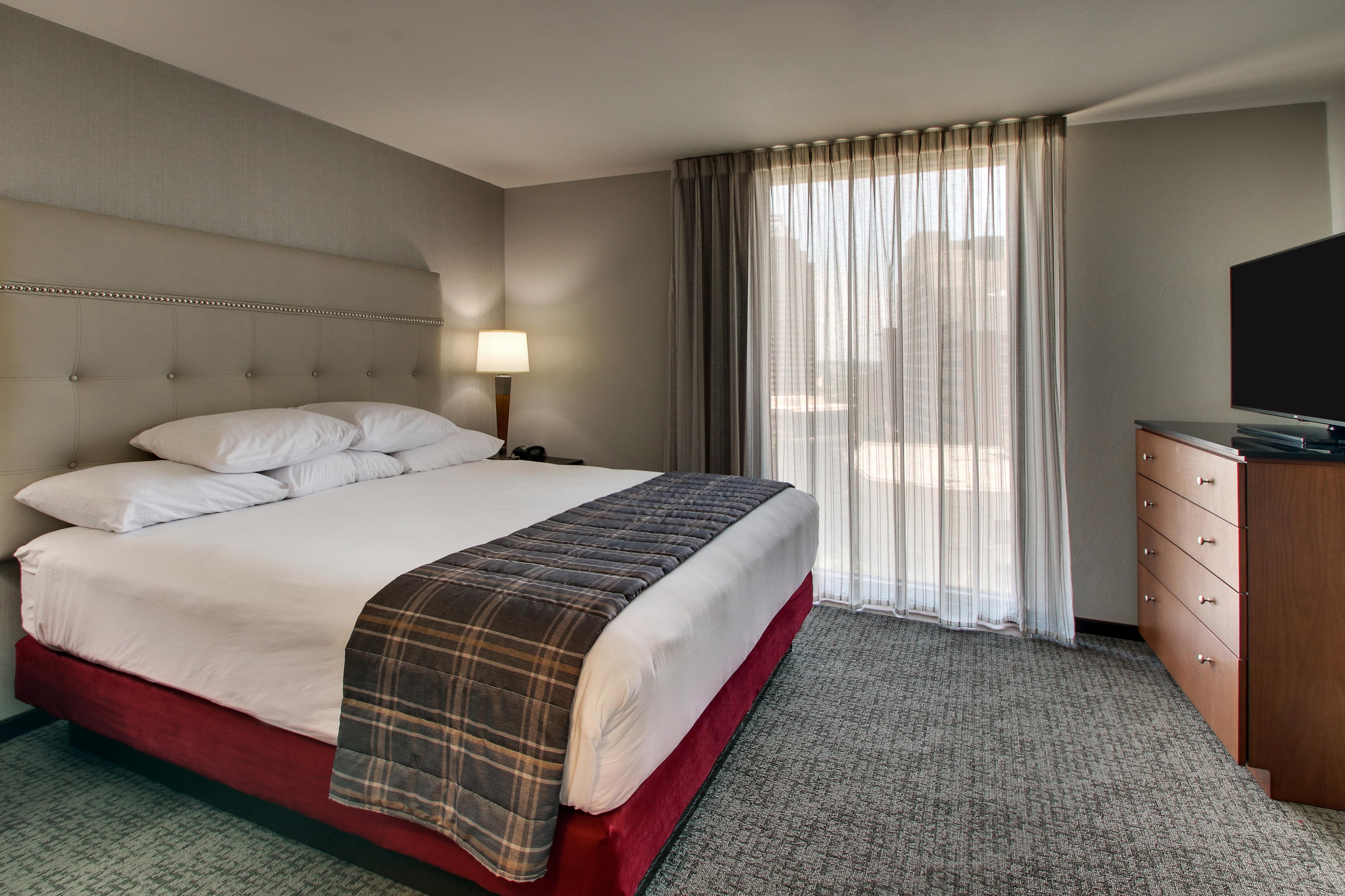 Drury Plaza Hotel San Antonio Riverwalk - Two-room Suite Guestroom