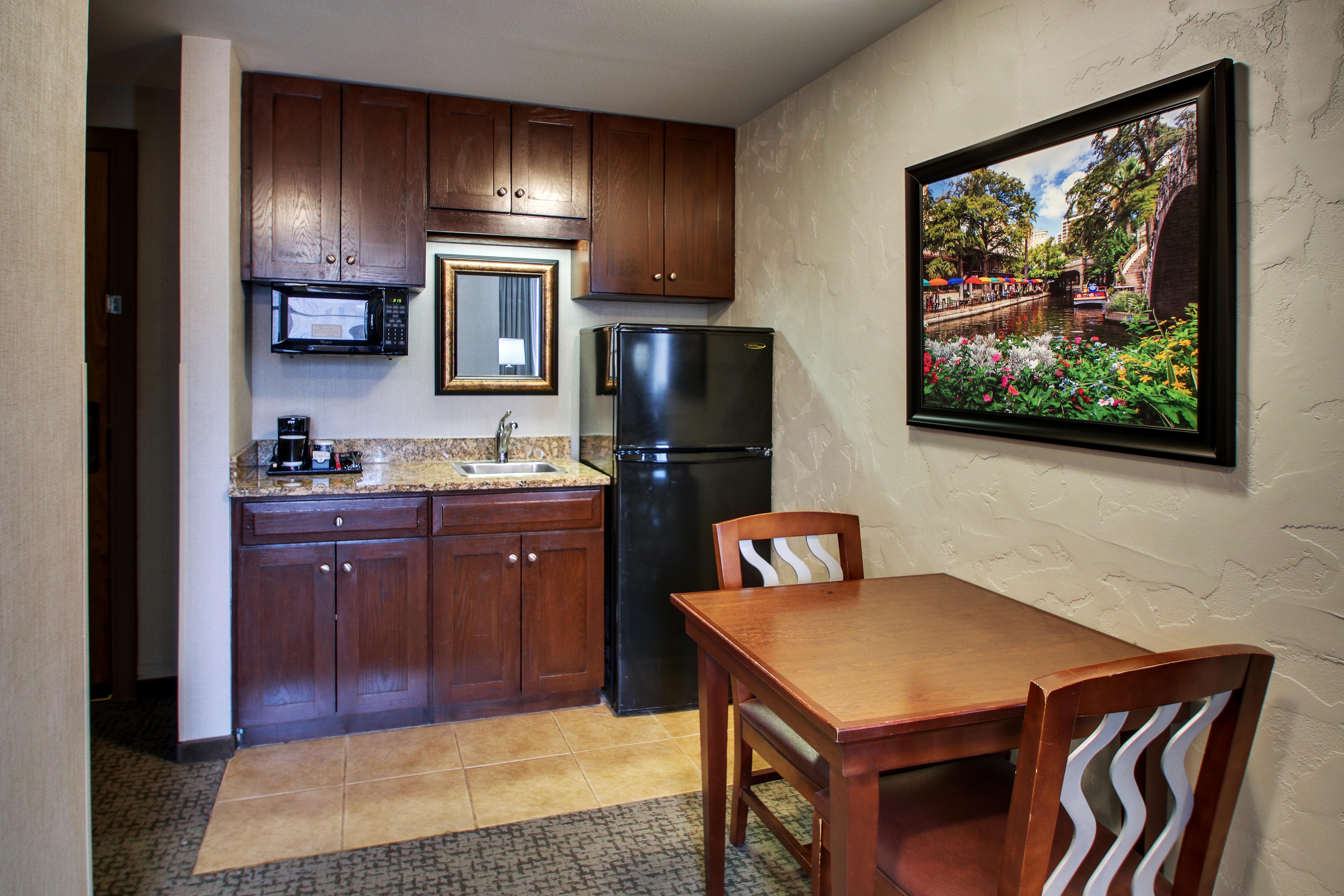 Drury Plaza Hotel San Antonio Riverwalk - Two-room Suite Guestroom