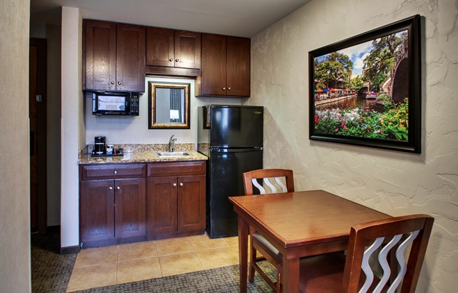 Drury Plaza Hotel San Antonio Riverwalk - Two-room Suite Guestroom