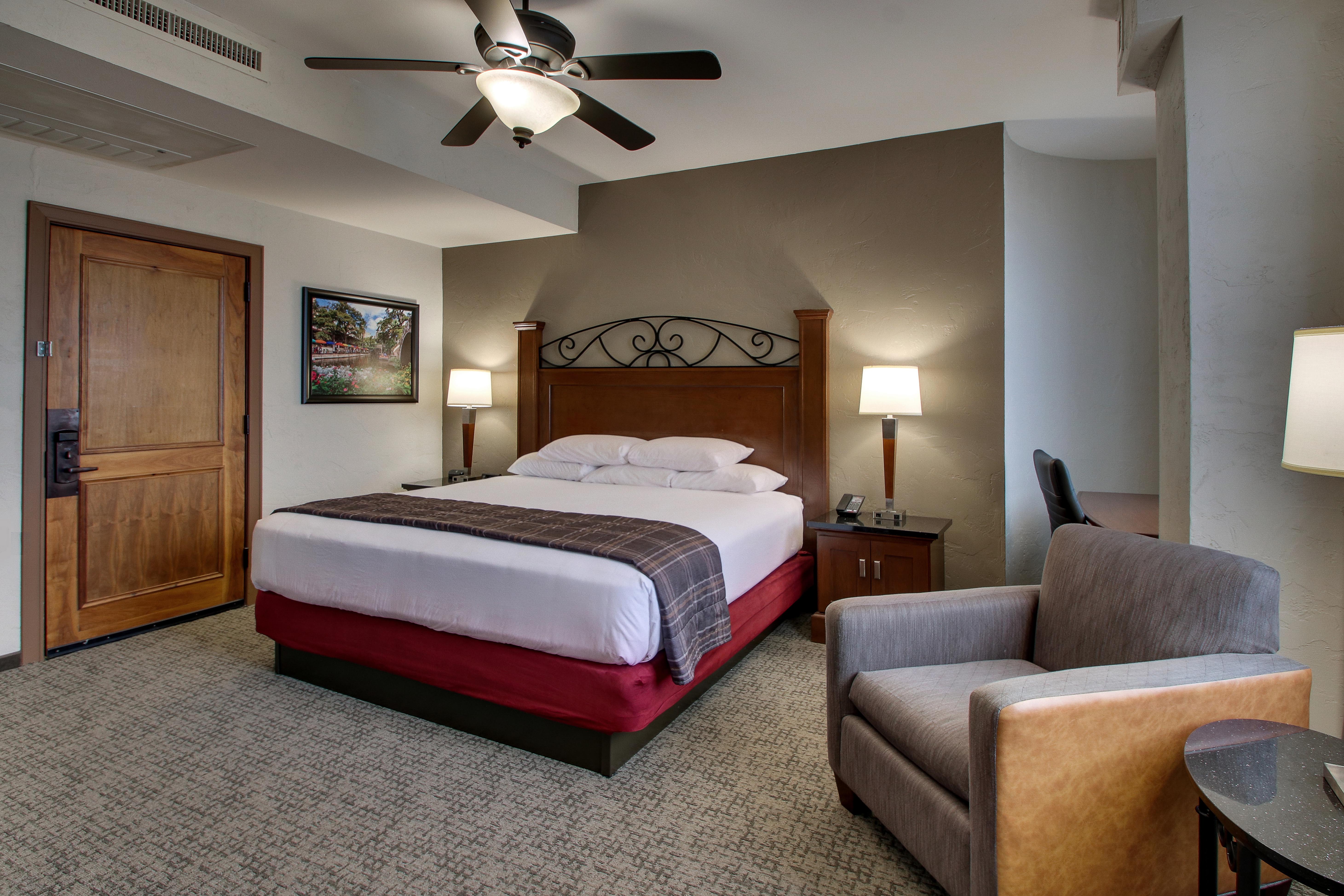 Drury Plaza Hotel San Antonio Riverwalk - Deluxe King Guestroom