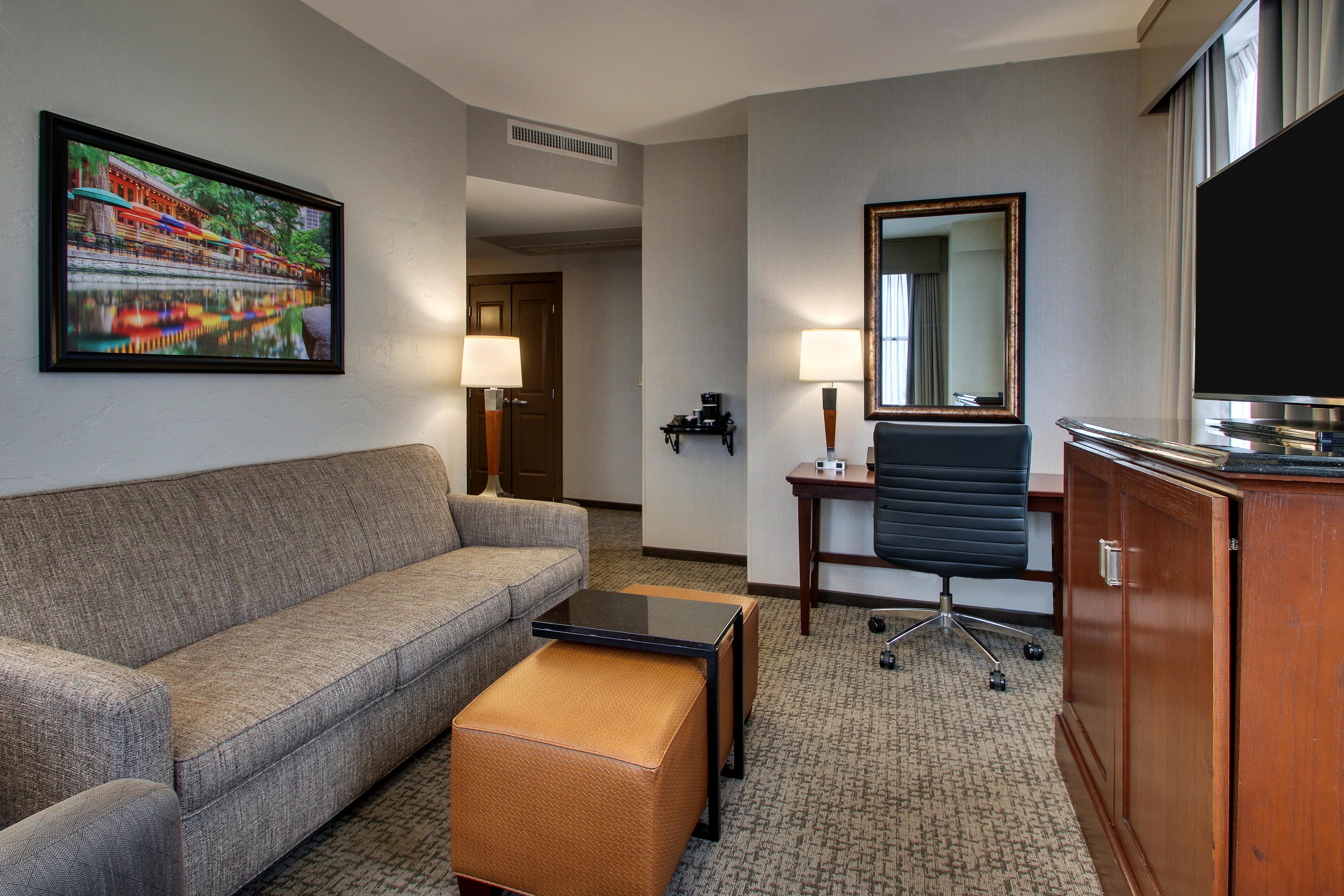 Drury Plaza Hotel San Antonio Riverwalk - Two-room Suite Guestroom