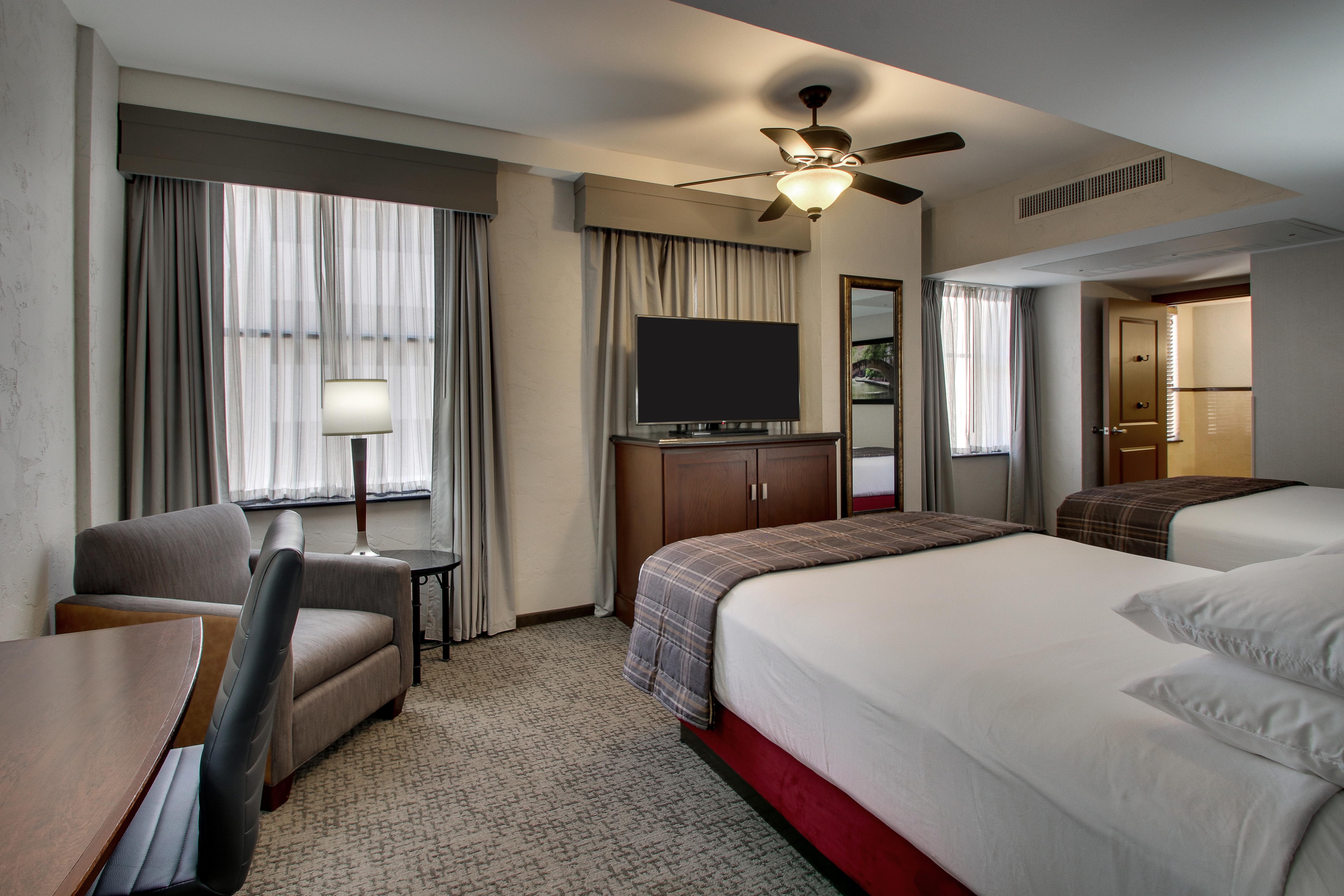 Drury Plaza Hotel San Antonio Riverwalk - Deluxe Queen Guestroom