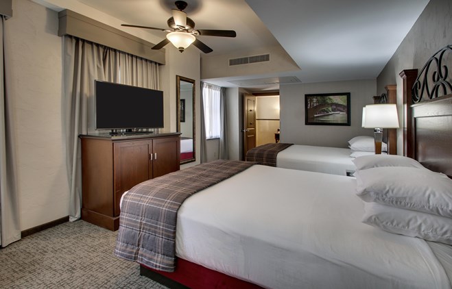 Drury Plaza Hotel San Antonio Riverwalk - Deluxe Queen Guestroom