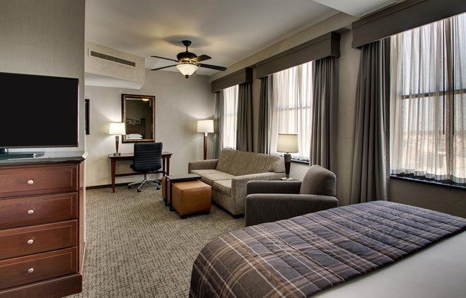 Drury Plaza Hotel San Antonio Riverwalk - Deluxe Queen Guestroom