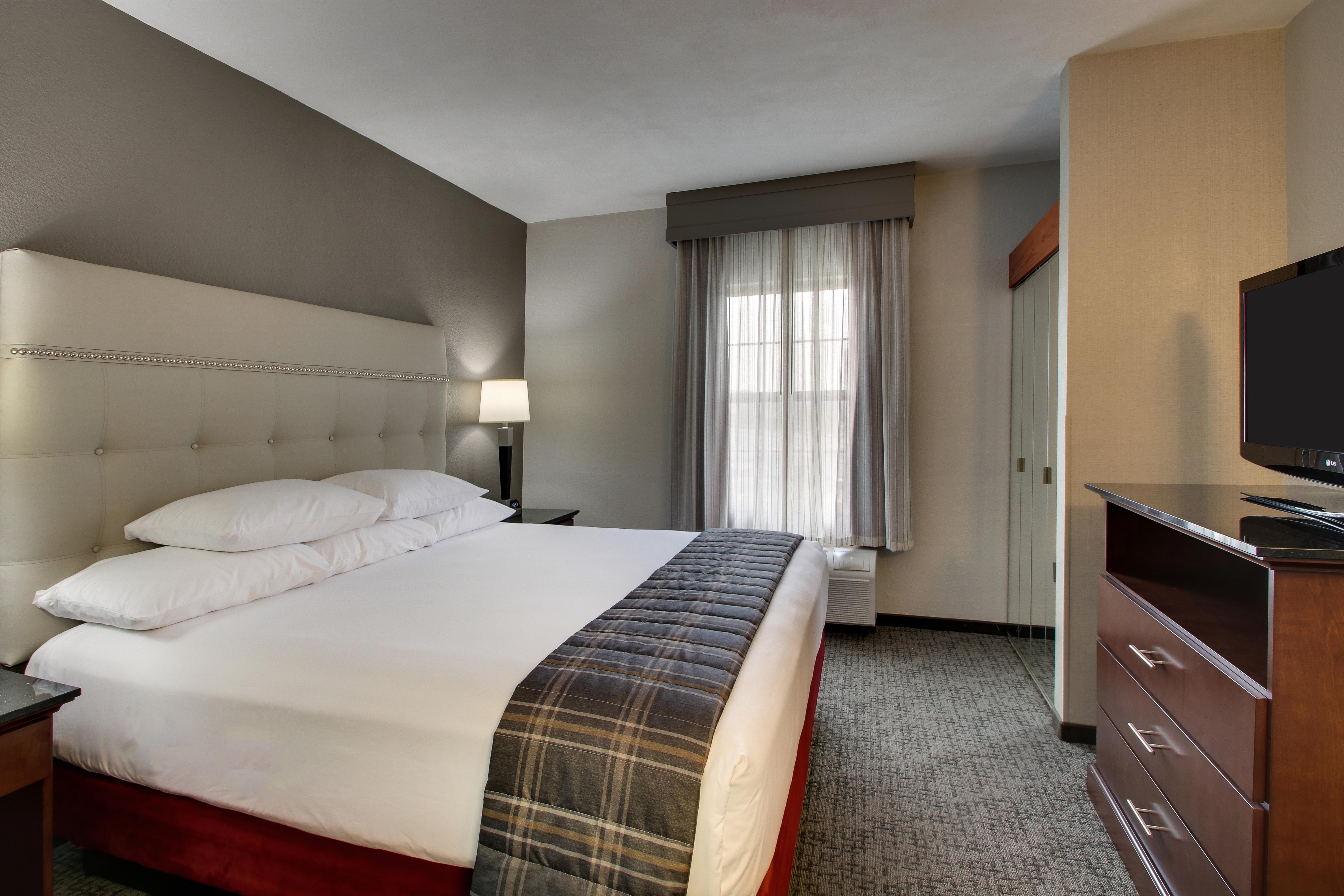 Drury Inn & Suites San Antonio Northeast Medical Center - Two-room Suite Guestroom