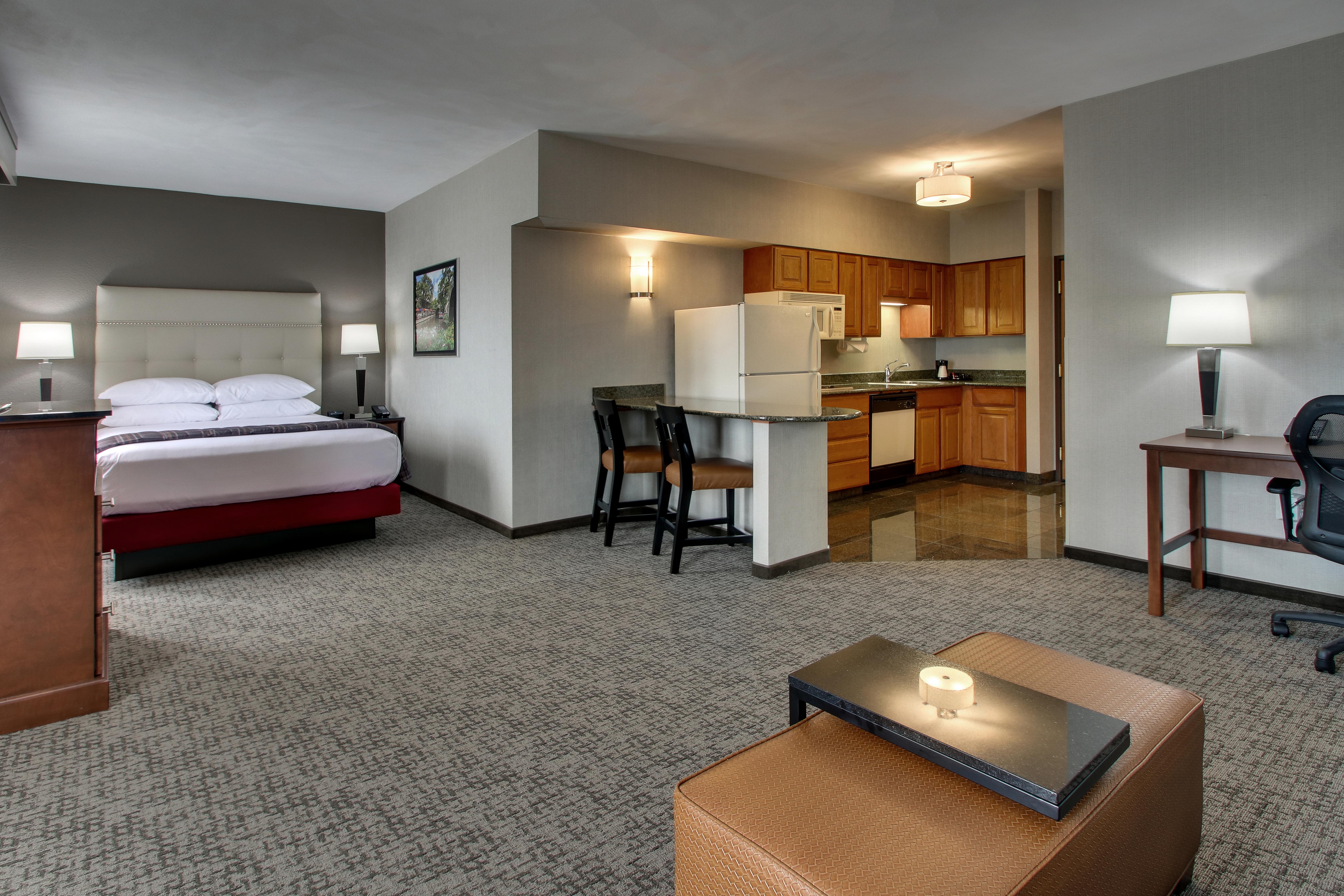 Drury Inn & Suites San Antonio Northeast Medical Center - Queen Kitchen Guestroom