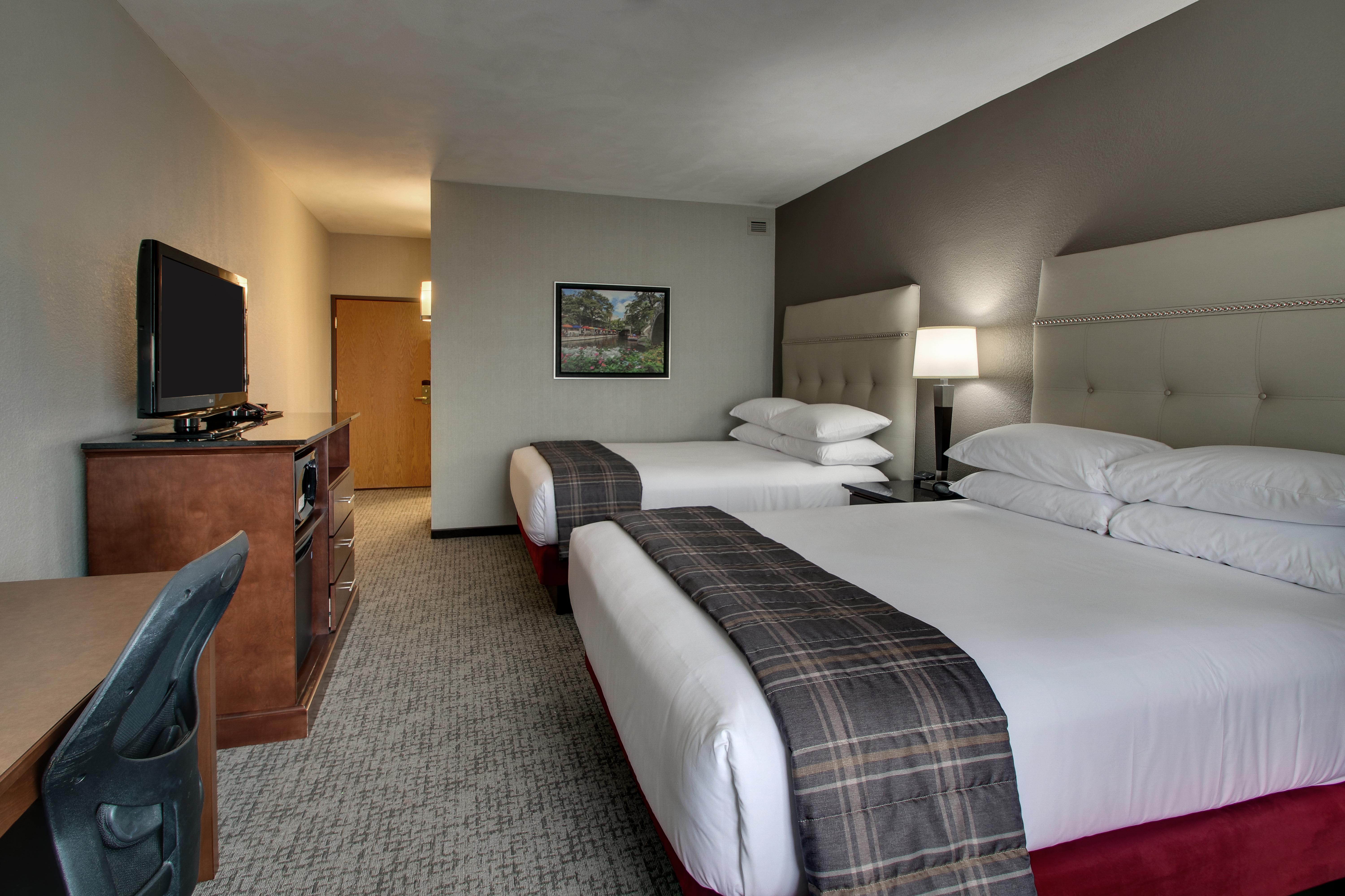 Drury Inn & Suites San Antonio Northeast Medical Center - Deluxe Queen Guestroom