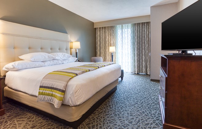Drury Inn & Suites Cincinnati Northeast Mason - Two-room Suite Guestroom