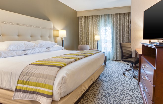 Drury Inn & Suites Cincinnati Northeast Mason - Deluxe King Guestroom