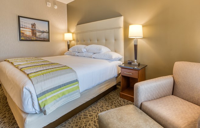 Drury Inn & Suites Cincinnati Northeast Mason - Deluxe King Guestroom