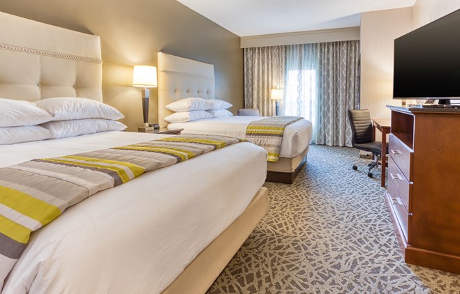 Drury Inn & Suites Cincinnati Northeast Mason - Queen Kitchen Guestroom