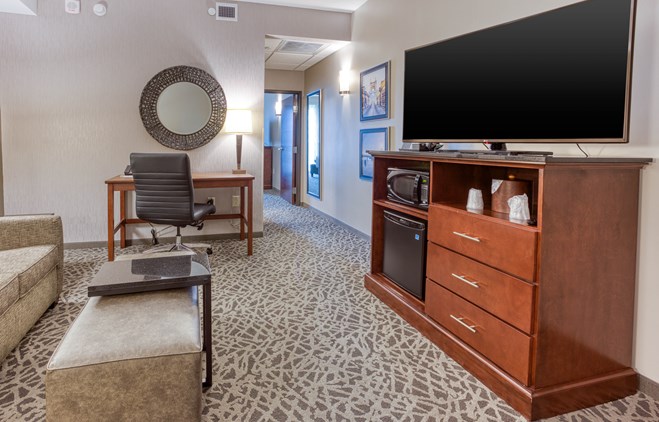 Drury Inn & Suites Cincinnati Northeast Mason - Two-room Suite Guestroom