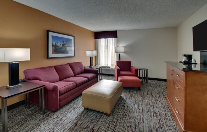 Drury Inn & Suites Bowling Green - Two-room Suite Guestroom
