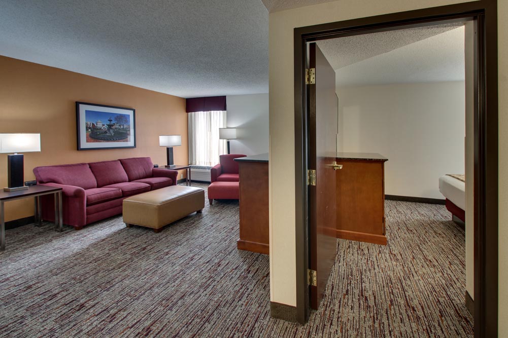 Drury Inn & Suites Bowling Green - Two-room Suite Guestroom
