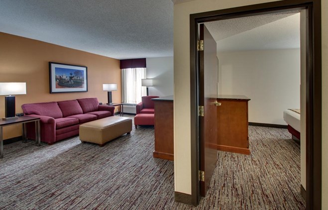 Drury Inn & Suites Bowling Green - Two-room Suite Guestroom