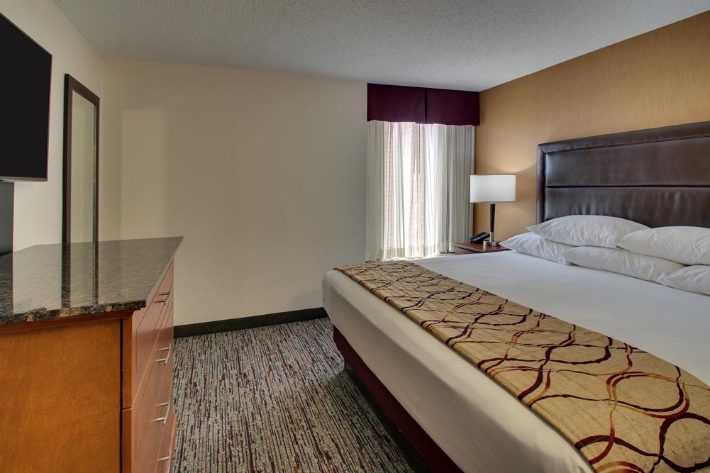 Drury Inn & Suites Bowling Green - Two-room Suite Guestroom