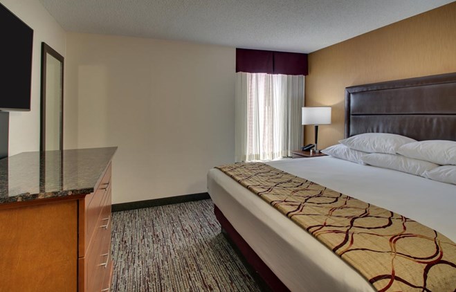 Drury Inn & Suites Bowling Green - Two-room Suite Guestroom