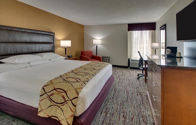 Drury Inn & Suites Bowling Green - Deluxe King Guestroom