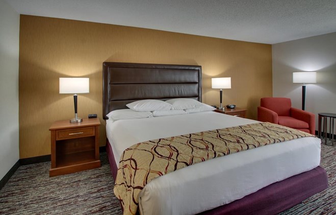 Drury Inn & Suites Bowling Green - Deluxe King Guestroom