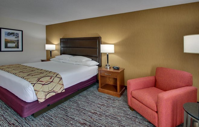 Drury Inn & Suites Bowling Green - Deluxe King Guestroom