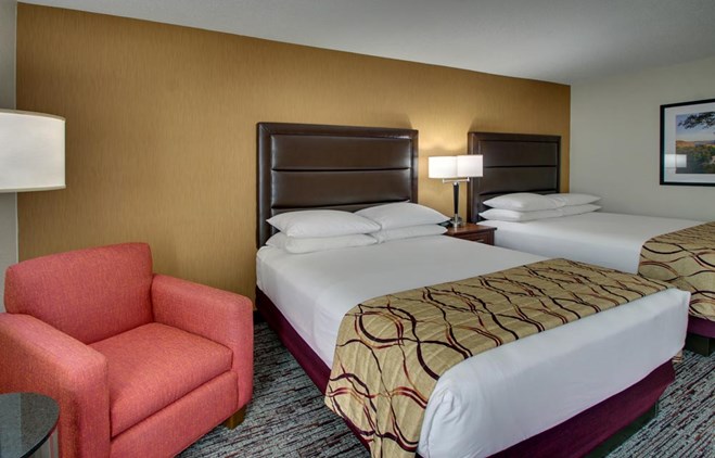 Drury Inn & Suites Bowling Green - Deluxe Queen Guestroom