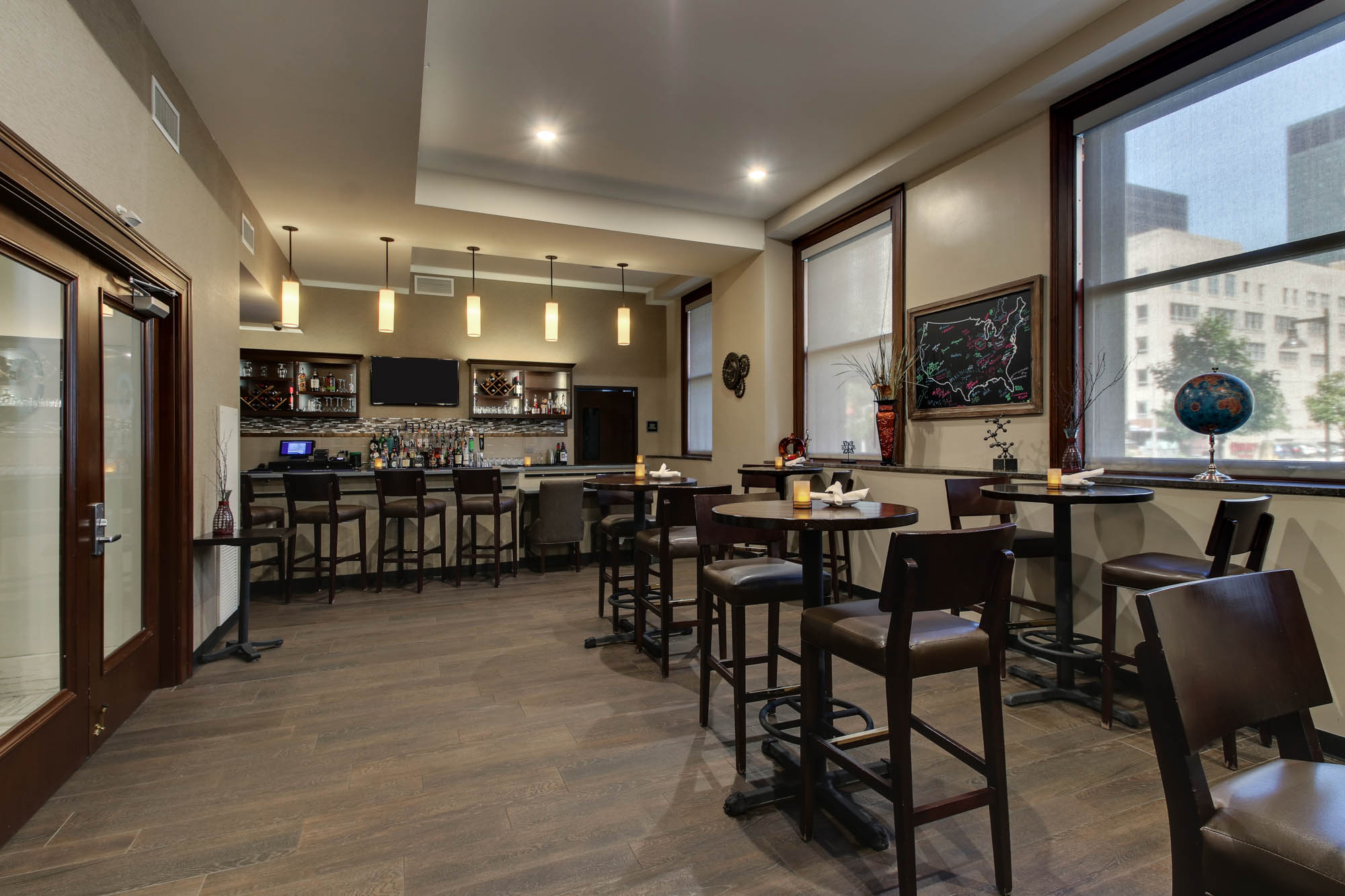 Drury Plaza Hotel Cleveland Downtown - Kitchen and Bar