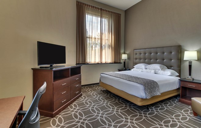Drury Plaza Hotel Cleveland Downtown - Two-room Suite Guestroom