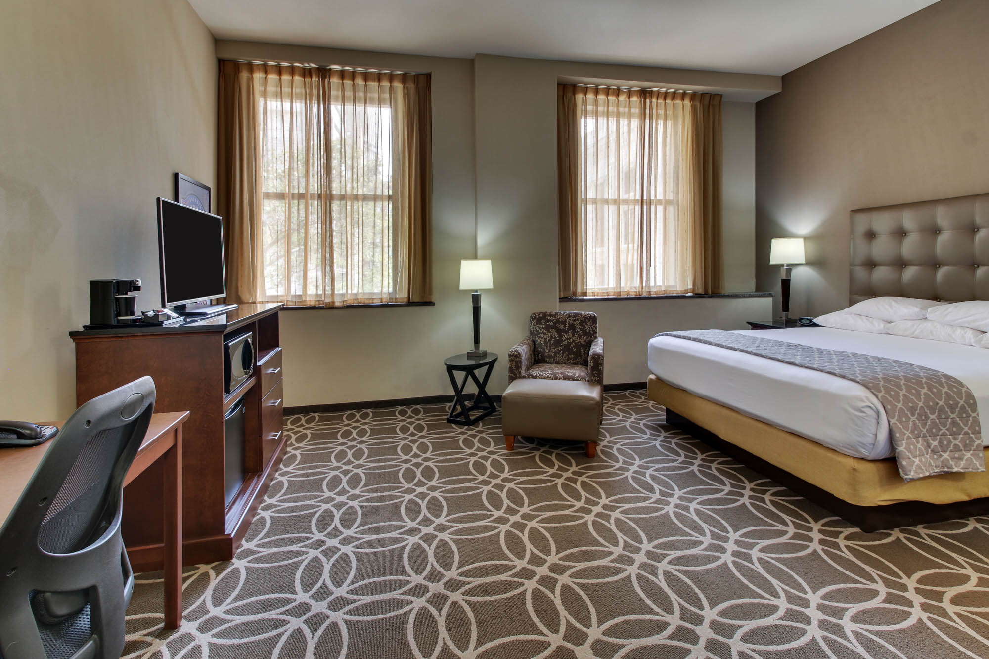 Drury Plaza Hotel Cleveland Downtown - Deluxe King Guestroom