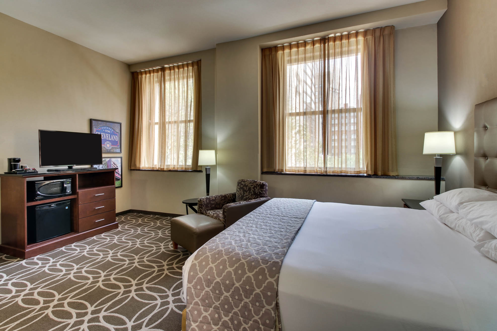 Drury Plaza Hotel Cleveland Downtown - Deluxe King Guestroom