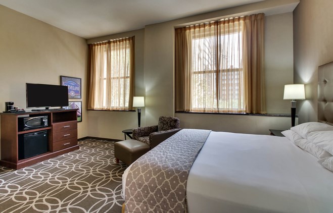 Drury Plaza Hotel Cleveland Downtown - Deluxe King Guestroom