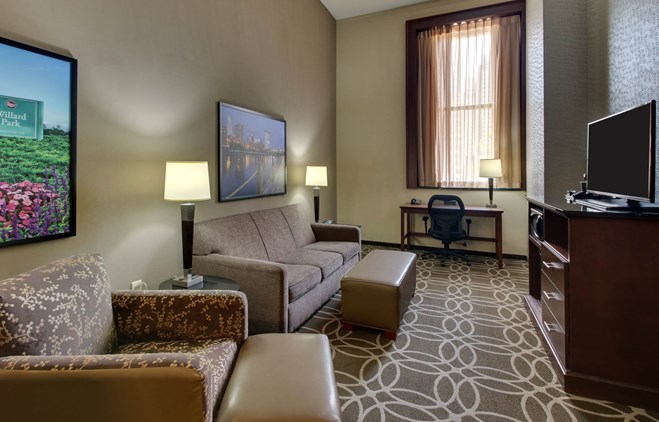 Drury Plaza Hotel Cleveland Downtown - Two-room Suite Guestroom