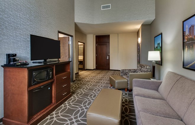 Drury Plaza Hotel Cleveland Downtown - Two-room Suite Guestroom