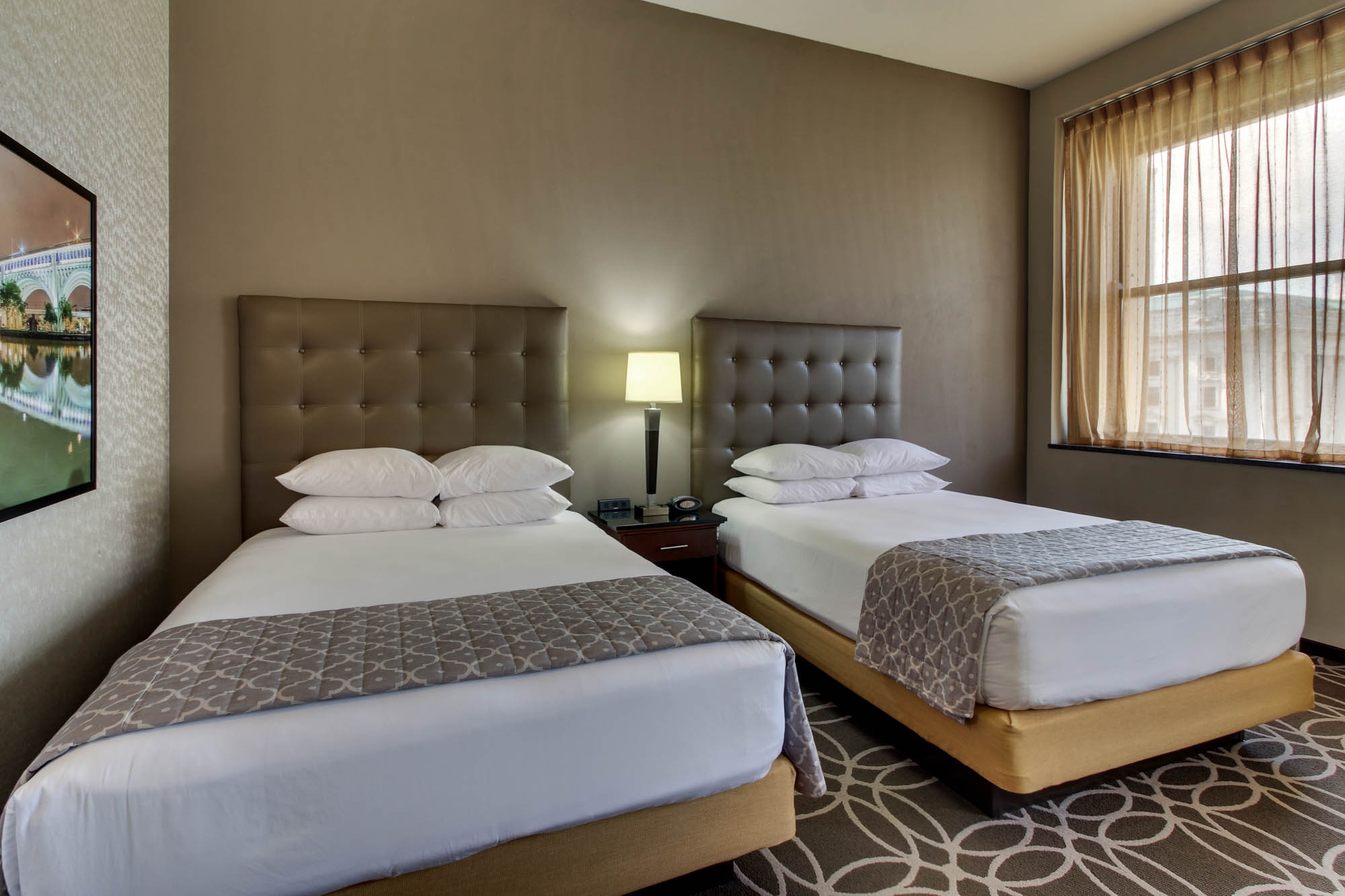 Drury Plaza Hotel Cleveland Downtown - Deluxe Queen Guestroom