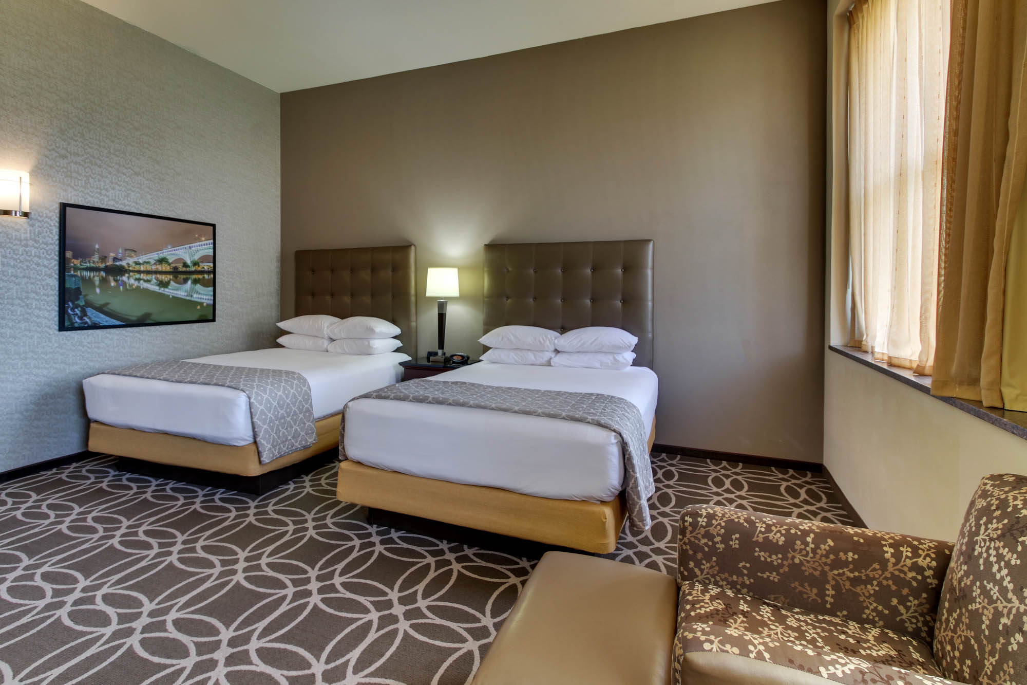 Drury Plaza Hotel Cleveland Downtown - Deluxe Queen Guestroom
