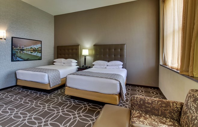 Drury Plaza Hotel Cleveland Downtown - Deluxe Queen Guestroom