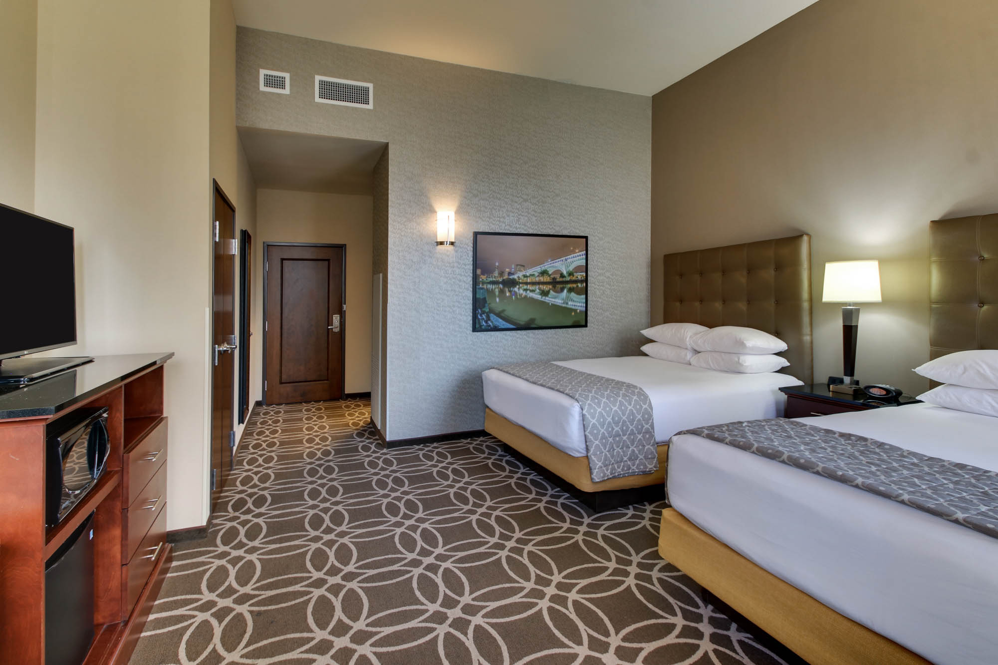 Drury Plaza Hotel Cleveland Downtown - Deluxe Queen Guestroom